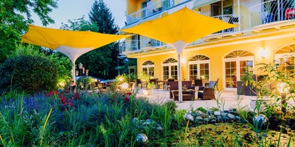 Hotels am See - Faakersee - Außenansicht Terrasse am Abend - Erwachsenenhotel "das Moser - Hotel am See"