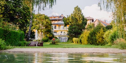 Hotels am See - Faakersee - Ansicht vom Hotel vom Uferbereich aus - Erwachsenenhotel "das Moser - Hotel am See"