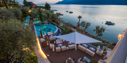 Hotels am See - Gardasee - Ein angenehmer Abend mit Blick auf den Sonnenuntergang.  - Belfiore Park Hotel
