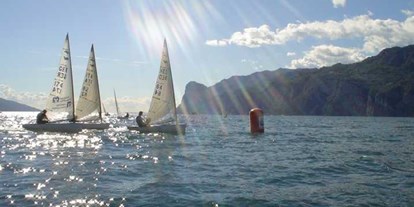 Hotels am See - Gardasee - Nur wenige Kilometer von unserem Hotel entfernt besteht die Möglichkeit, an Segel-, Kitesurf- oder Windsurfkursen teilzunehmen.  - Belfiore Park Hotel