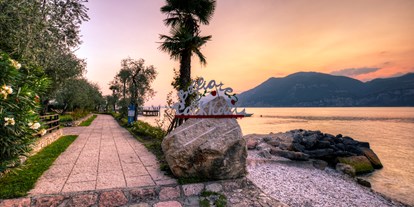 Hotels am See - Gardasee - Die Seeseite bei Sonnenuntergang.  - Belfiore Park Hotel