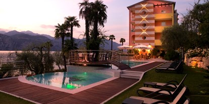 Hotels am See - Gardasee - Ein angenehmer Abend mit Blick auf den Sonnenuntergang.  - Belfiore Park Hotel