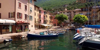 Hotels am See - Gardasee - Porto di Brenzone, das nächstgelegene Dorf zu unserem Hotel, nur 300 Meter entfernt.  - Hotel Eden Gardasee