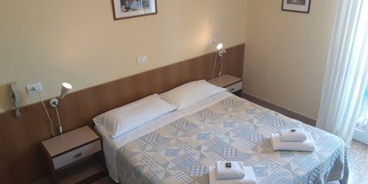 Hotels am See - Gardasee - Doppelzimmer mit Seeblick und Balkon.  - Hotel delle Rose