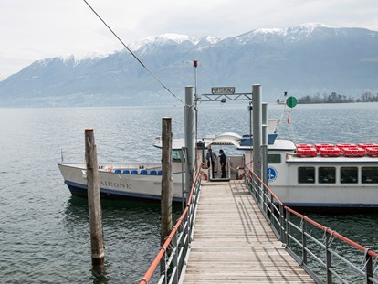 Hotels am See - Schweiz - Schiffsanlegestelle vor dem Hause - Art Hotel Posta al lago