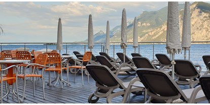 Hotels am See - Italien - Terrasse mit Liegestuhle direkt am See, mit Stühlen und Tischen für unsere Bar!  - HOTEL SIRENA