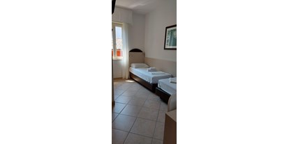 Hotels am See - Italien - Doppelzimmer mit Kopf an Kopf Betten mit Seiten Fenster - HOTEL SIRENA