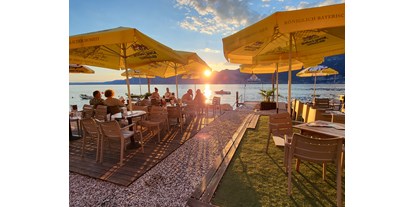 Hotels am See - Italien - Beach Bar & Strand-Restaurant
Die Beachbar Dock & Dine serviert italienische Küche, typische Gardasee Gerichte und Meeresfrüchte, die Sie mit einem erfrischenden Cocktail, Bier oder Wein kombinieren können. Genießen Sie unsere Spezialitäten und Sommergetränke beim malerischen Seeblick auf der Open-Air-Terrasse. D&D bietet eine ungezwungene Atmosphäre, die Boardshorts und Flips Flops willkommen heißen! - Taki Village
