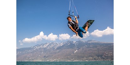 Hotels am See - Italien - In unserer Anlage direkt am Strand befindet sich die VDWS Wind- und Kitesurfschule BEEKITE. Das Team der Schule erwartet euch am Strand um diesen wunderschönen Sport zu presentieren und gibt euch die Möglichkeit ihn zu testen. Kitesurfen ist für alle Altersgruppen ab 12 Jahre geeignet. - Taki Village