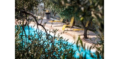 Hotels am See - Italien - Die Außenpools: verborgen & diskret!
Die beiden Außenpools befinden sich im Herzen unseres großen Olivenhainparks und vor neugierigen Blicken geschützt. Sie bieten große Grünflächen und Panoramaterrassen, auf denen Sie in der Sonne liegen und sich in völliger Ruhe entspannen können. - Taki Village