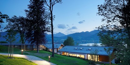 Hotels am See - Pools: Innenpool - Region Tegernsee - Alpenchalets außen - Hotel DAS TEGERNSEE