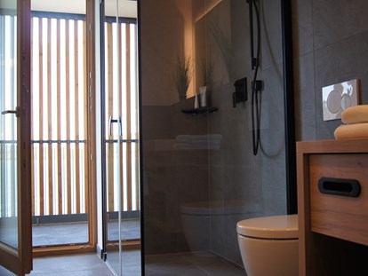 Hotels am See - Deutschland - Badezimmer mit direktem Zugang zum Balkon oder Terrasse - Seehaus Apartments am Kochelsee