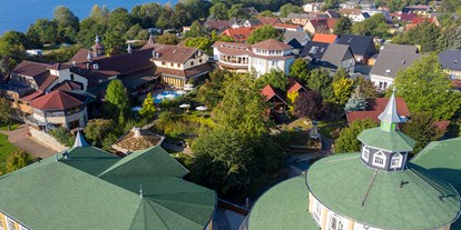 Hotels am See - Deutschland - Blick von oben auf das Seeschlößchen mit dem Senftenberger See im Hintergrund - Wellnesshotel Seeschlößchen - Privat-SPA & Naturresort