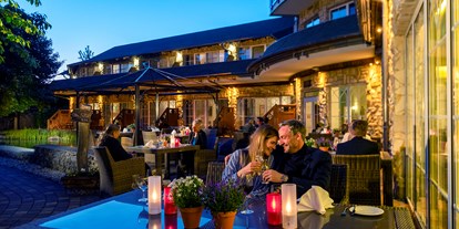 Hotels am See - Deutschland - Paar auf Terrasse der Schlossteichstuben - Wellnesshotel Seeschlößchen - Privat-SPA & Naturresort