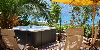 Hotels am See - Italien - Außen Jacuzzi, 5 Meter vom See
Innen- und Außen- Entspannungsbereich - Belfiore Park Hotel