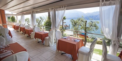 Hotels am See - Italien - Unser Gourmet-Restaurant "al Vas" ist auch zum Mittagessen mit einer leichteren Speisekarte geöffnet und heißt Sie auf der Panoramaterrasse willkommen, auf der Sie von der erfrischenden Brise des Nachmittags gestreichelt werden können.  - Belfiore Park Hotel