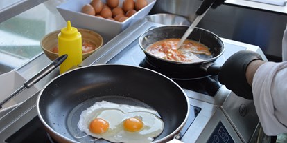Hotels am See - Italien - Unser Koch bereitet Ihnen im Moment frische Eier nach Ihrem Geschmack direkt vor Ihren Augen zu.  - Belfiore Park Hotel