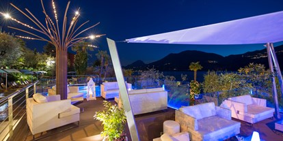 Hotels am See - Italien - Lassen Sie sich von den sanften Lichtern unserer Bar im Freien entspannen.  - Belfiore Park Hotel