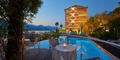 Hotels am See - Italien - Ein abgeschiedener Tisch kann eine großartige Idee sein, um Ihre Privatsphäre bei einem Cocktail zu genießen.  - Belfiore Park Hotel