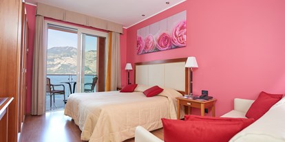 Hotels am See - Italien - 12 Zimmer mit floralen Themen 18/21 m², welche 12 Monate mit jeweils unterschiedlichen Blumenmustern schmücken.
Die Zimmer liegen in der Mittel von das Haus und haben Badezimmer von 5/6 m² und schönem Balkon von 5/6 m² direkt am See. - Belfiore Park Hotel