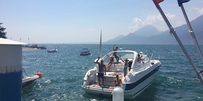 Hotels am See - Italien - Vermietung von Motorbooten oder Schlauchbooten, um sich mitten im See zu entspannen.  - Belfiore Park Hotel