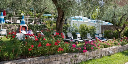 Hotels am See - Italien - Großer Garten, um den Schatten unserer Olivenbäume zu genießen.  - Hotel Eden Gardasee