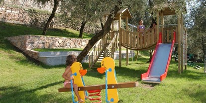 Hotels am See - Italien - Für die Kleinen hingegen ist Spaß auf unserem neu eingerichteten Spielplatz garantiert, so dass auch Eltern ihre Kinder im Schatten der Bäume beaufsichtigen können.  - Hotel Eden Gardasee