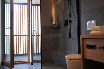 Urlaub am See: Badezimmer mit direktem Zugang zum Balkon oder Terrasse - Seehaus Apartments am Kochelsee