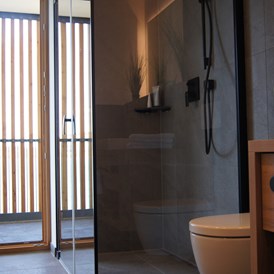 Urlaub am See: Badezimmer mit direktem Zugang zum Balkon oder Terrasse - Seehaus Apartments am Kochelsee