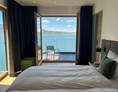 Urlaub am See: Schlafzimmer mit Seeblick - Seehaus Apartments am Kochelsee