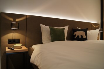 Urlaub am See: Schlafzimmer mit Kingsize-Bett 2x2m - Seehaus Apartments am Kochelsee