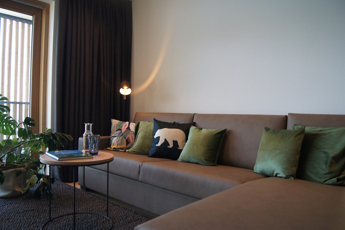 Urlaub am See: Große Couch mit Schlaffunktion - Seehaus Apartments am Kochelsee